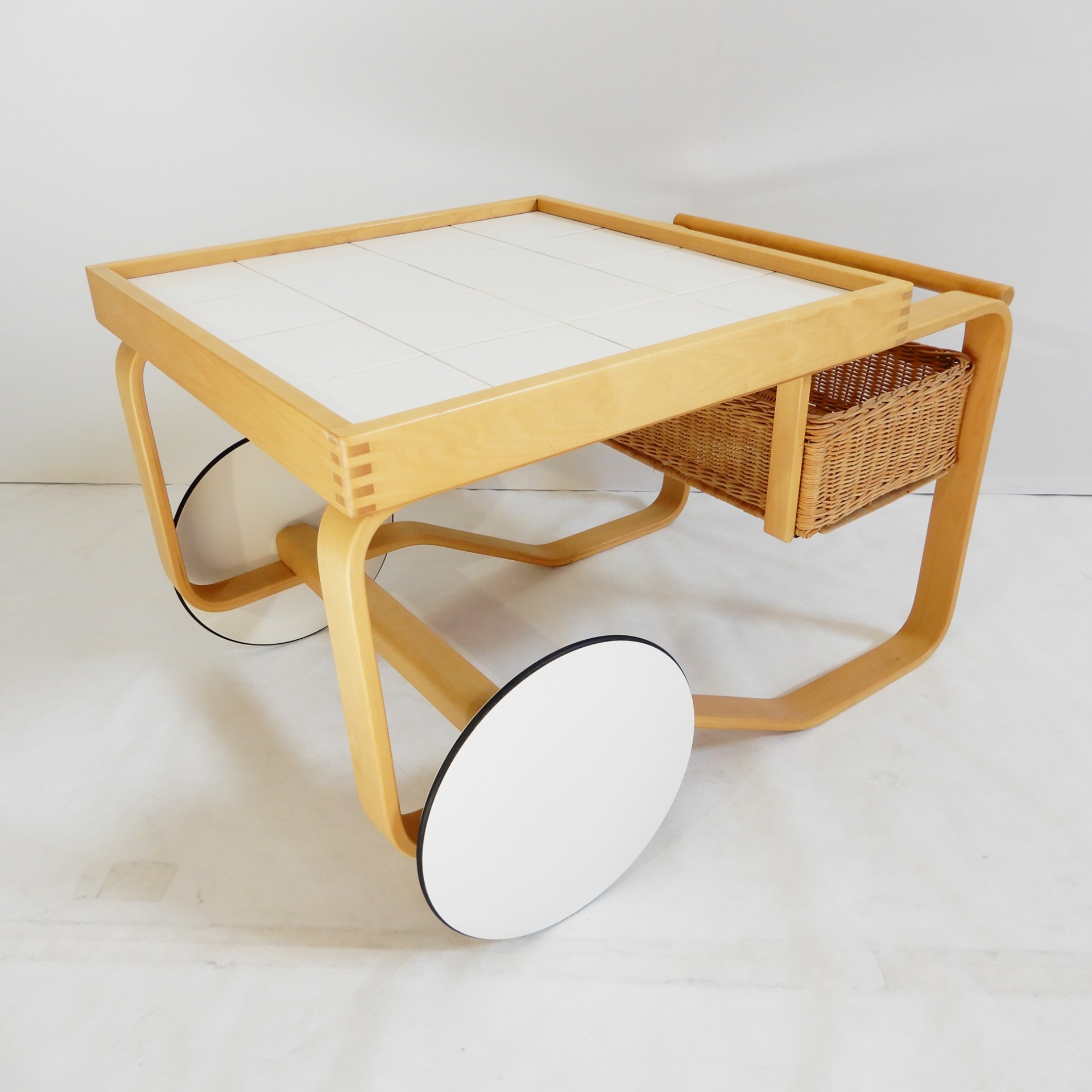 artek-tarjoiluvaunu-900